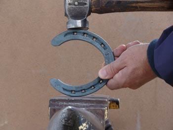 Secuencia de forjado de una herradura en frío - Engormix