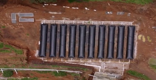Vista aérea de biodigestores anaeróbicos en una granja porcina.